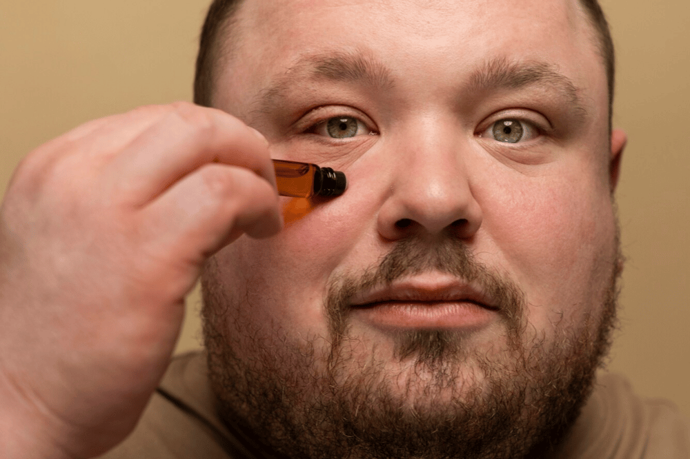 How to spot alcoholic faces: this man has a puffy face from alcohol, Avenues Recovery notes.