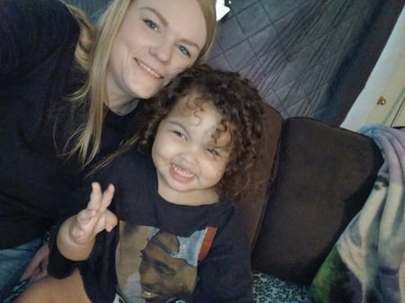 Image of smiling blonde woman with curly haired little girl as Avenues Recovery shares Kristine's story