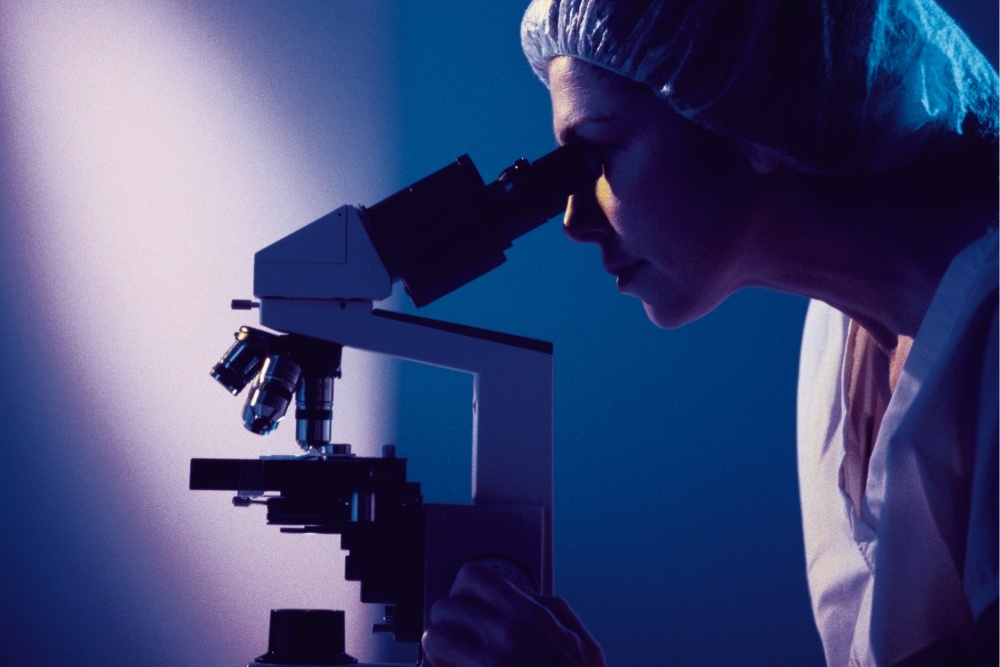 How long does heroin stay in your system? Avenues Recovery answers: Technicians use microscopes to check.