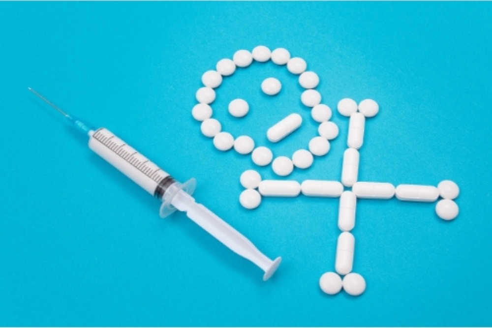 Pills depicting skull and crossbones indicate dangerous medicine. Avenues Recovery explains what drug scheduling is.