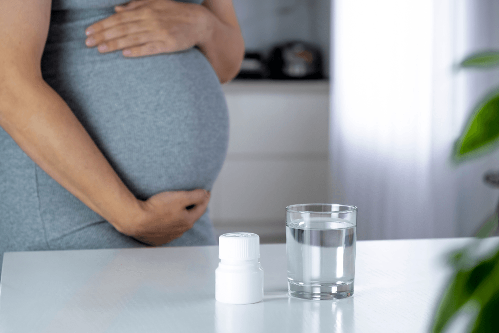 A pregnant woman with pills who should abstain from unprescribed pills to prevent fetal fentanyl syndrome.