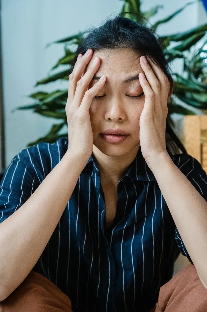 Young woman suffering from drowsiness and confusion linked to Ambien overdose symptoms.