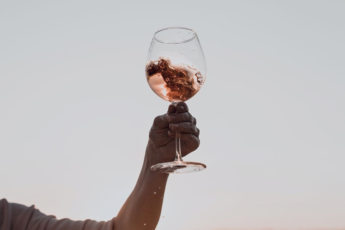 Image of glass of wine as Avenues Recovery explores codeine and alcohol