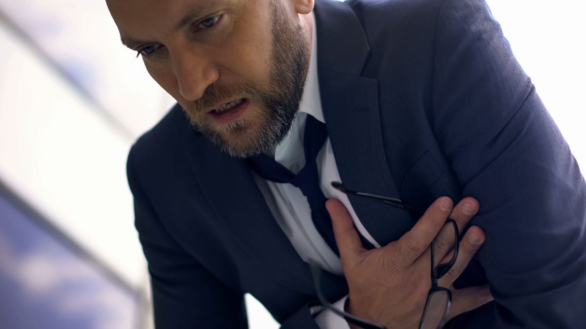 Image of man experiencing panic attack as Avenues Recovery explores is Dramamine addictive?