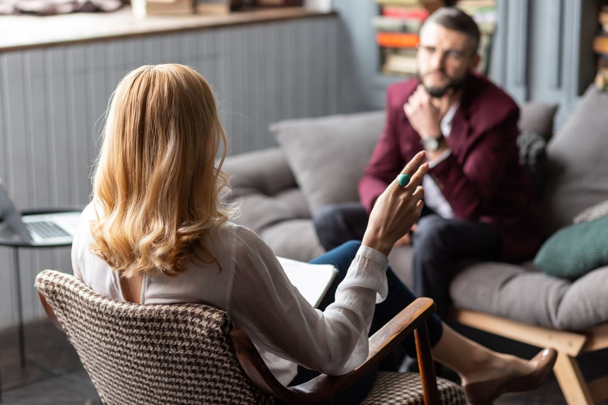 Image of therapy session as Avenues Recovery explores co-occurring disorders and dual diagnosis